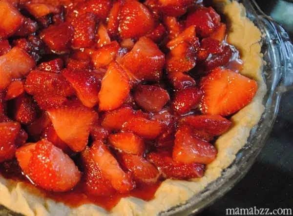 Add-sugar-to-strawberries-and-pour-into-crust