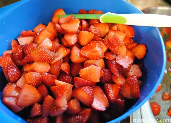 Slice-strawberries-for-pie