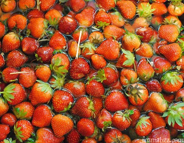 Wash-strawberries-for-pie