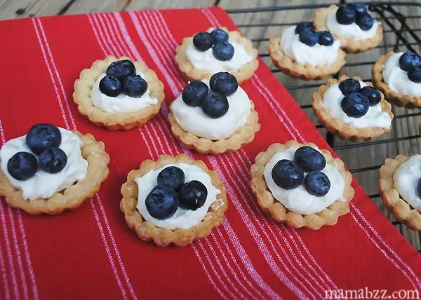 Make blueberry cream cheese mini tarts