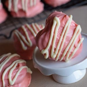 A festive Valentines idea, Valentine Snack Cakes are a fun copycat recipe inspired by one of your favorite Valentine treats, Little Debbie Valentine snack cakes. It's such a scrumptiously yummy dessert for Valentines Day. Grab the printable recipe!