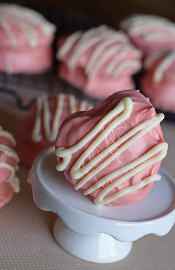 A festive Valentines idea, Valentine Snack Cakes are a fun copycat recipe inspired by one of your favorite Valentine treats, Little Debbie Valentine snack cakes. It's such a scrumptiously yummy dessert for Valentines Day. Grab the printable recipe!