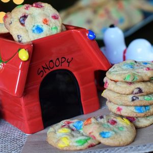 Snoopy’s Cookie Jar inspired these chocolaty holiday cookies, filled with loads of chocolate and loads of holiday love. Grab the printable recipe for these festive Christmas cookies!