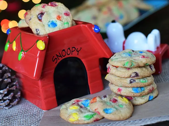 Snoopy’s Cookie Jar inspired these chocolaty holiday cookies, filled with loads of chocolate and loads of holiday love. Grab the printable recipe for these festive Christmas cookies! 