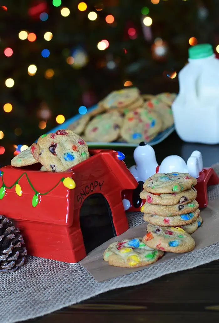 Snoopy’s Cookie Jar inspired these chocolaty holiday cookies, filled with loads of chocolate and loads of holiday love. Grab the printable recipe for these festive Christmas cookies! 