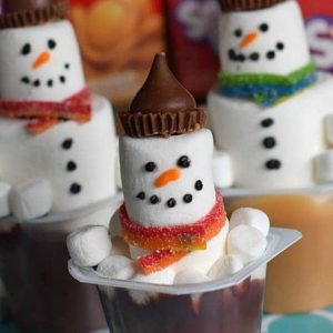 Kids bored on a cold winter day? Make an edible kids craft or kids snack with them. How to make a snowman in a pudding cup!
