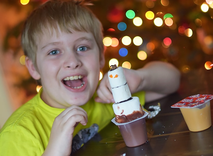 Kids bored on a cold winter day? Make an edible kids craft or kids snack with them. How to build a snowman in a pudding cup!