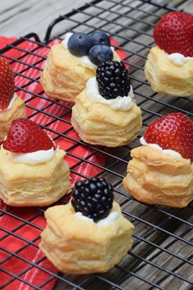 Fruit Pizza Bites with Puff Pastry Cups