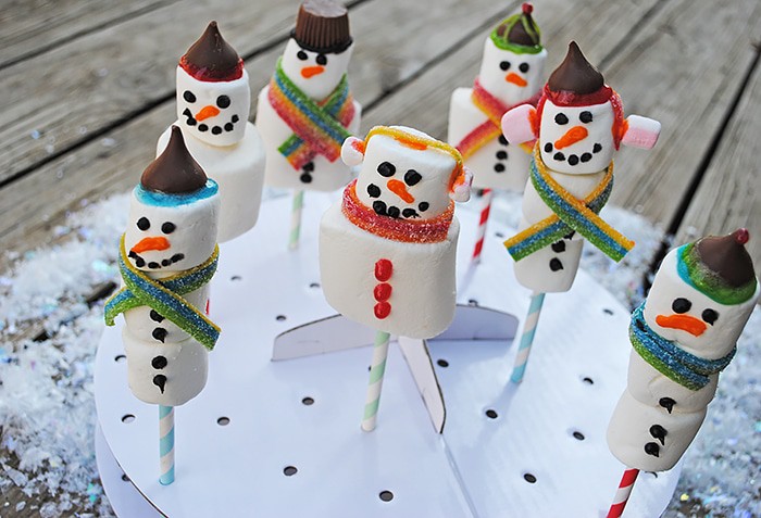 Use marshmallows of all sizes to make yummy Snowman Marshmallow Pops. They're a scrumptious Christmas craft or holiday party idea, and kids love decorating these festive treats. 