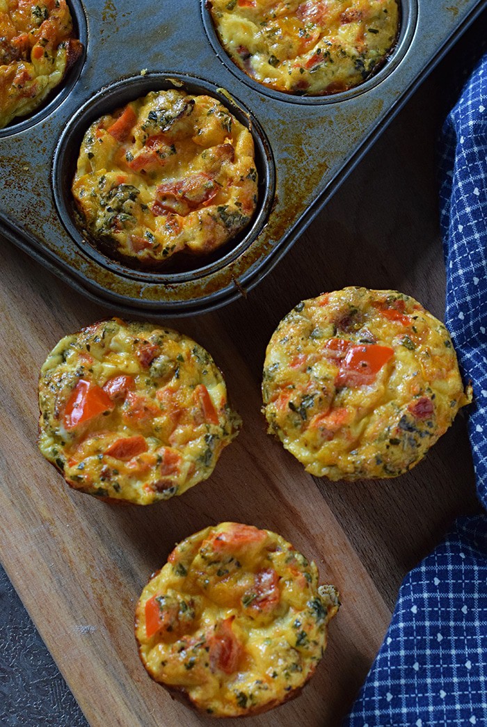 Bacon, Egg, and Cheese Breakfast Muffin Cups are a healthy and easy breakfast. Fill them with bacon, cheese, peppers, tomatoes, and basil for a delicious start to your day!