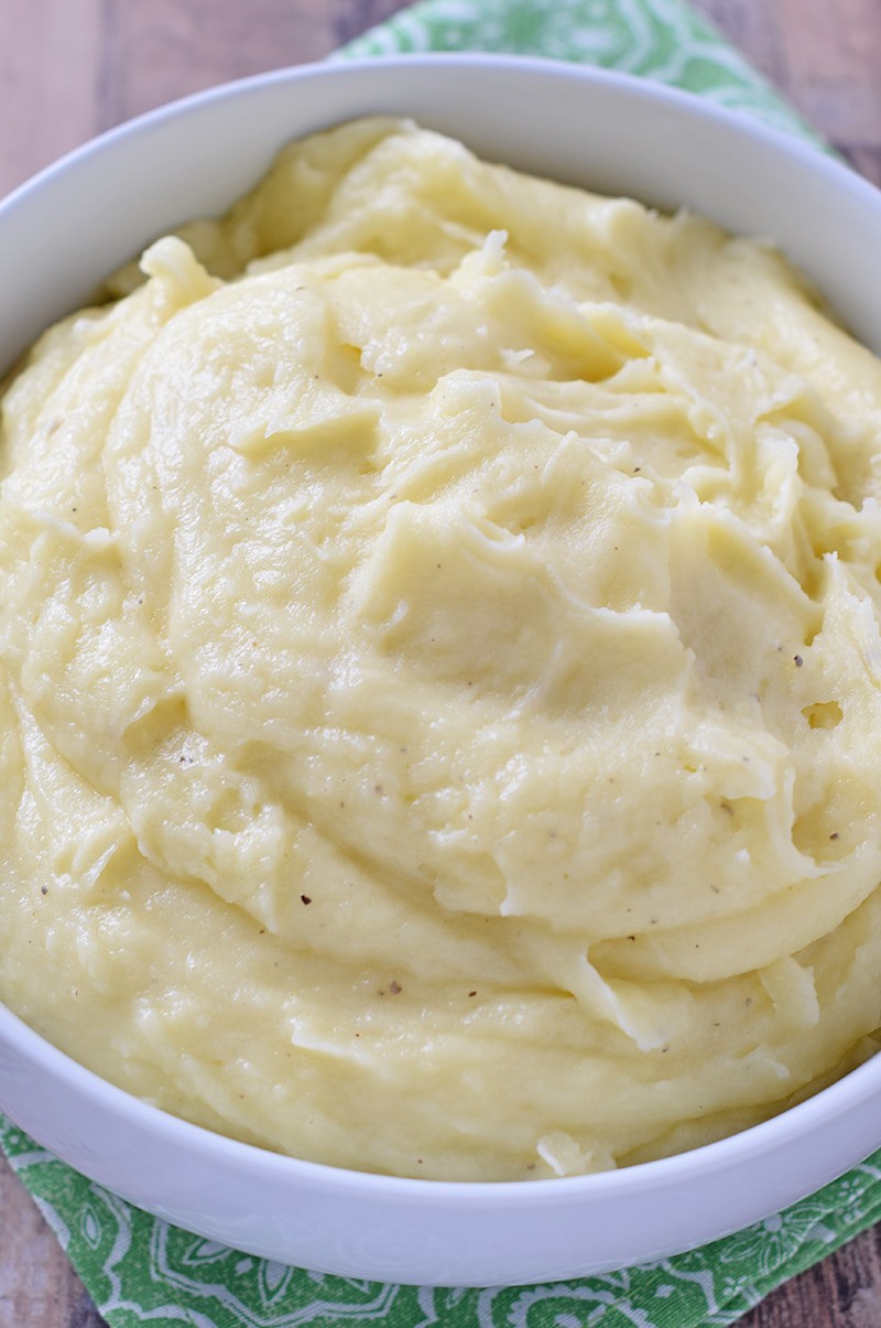The best mashed potatoes ever are Creamy Mashed Potatoes, made with just 5 simple ingredients. Simple equals delicious with this yummy side dish recipe, perfect for dinner or your holiday family get together.