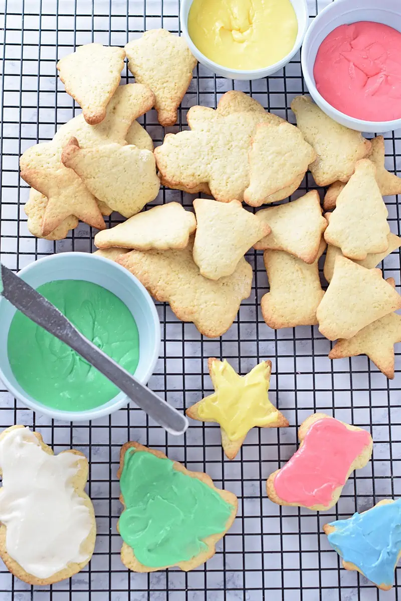 Easy Sugar Cookie Icing, using only 5 ingredients. This is my favorite cookie icing, it’s so creamy delicious and perfect for decorating Christmas cookies!