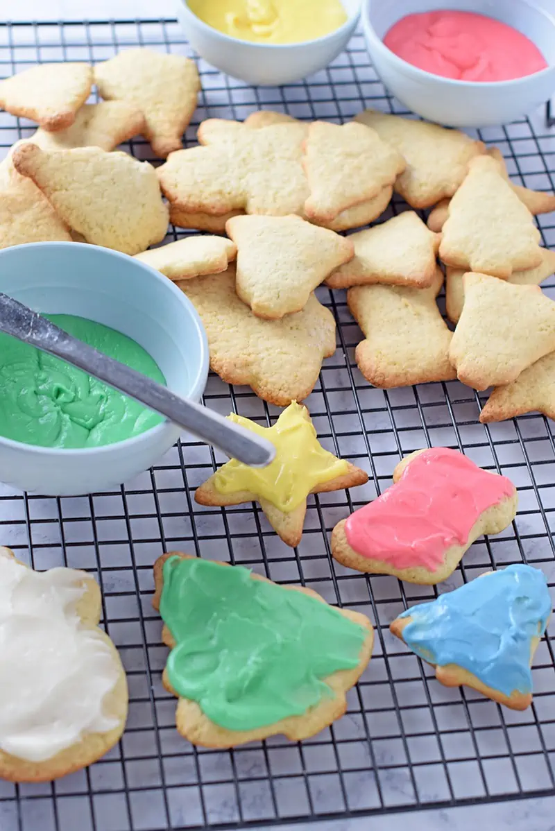 Easy Sugar Cookie Icing that’s creamy, perfectly spreadable, and absolutely delicious. Perfect for Christmas cutout sugar cookies.