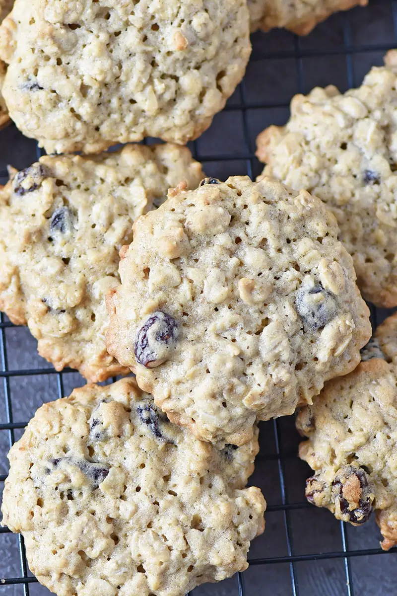 How to make the most scrumptious Oatmeal Raisin Cookies, filled with cinnamon, brown sugar, and raisins. They’re so yummy, with a slightly crispy outer edge and soft, chewy middle.