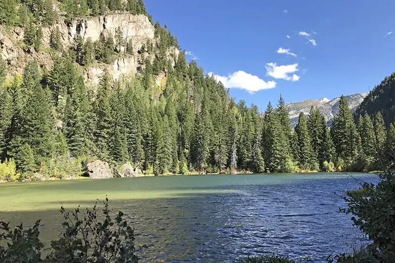 Beautiful Lizard Lake in the autumn on the road to Crystal Mill