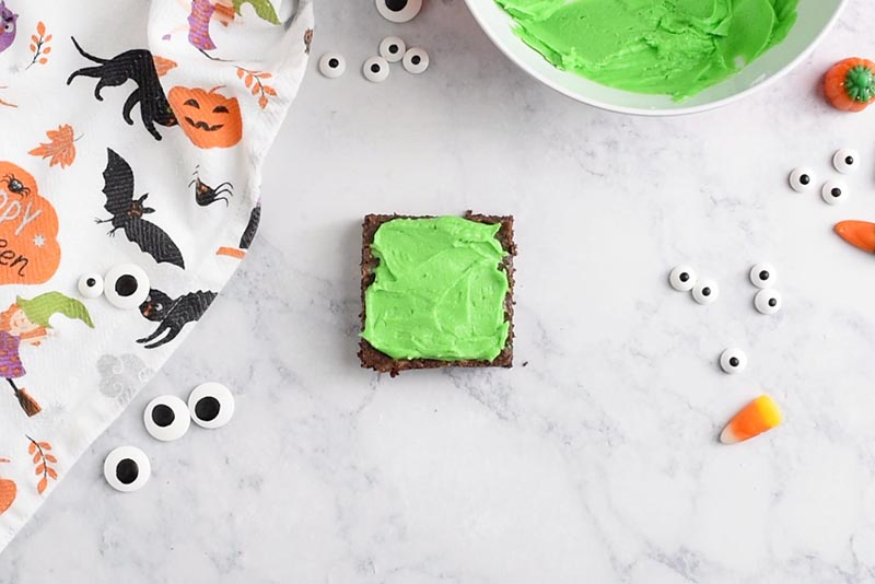 decorating Frankenstein Halloween Brownies with green icing, Wilton Leaf Green food color