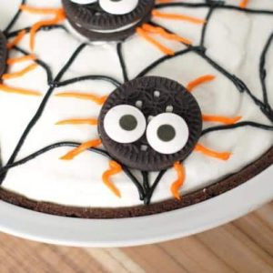 no bake spider pudding pie topped with Oreo cookie spiders