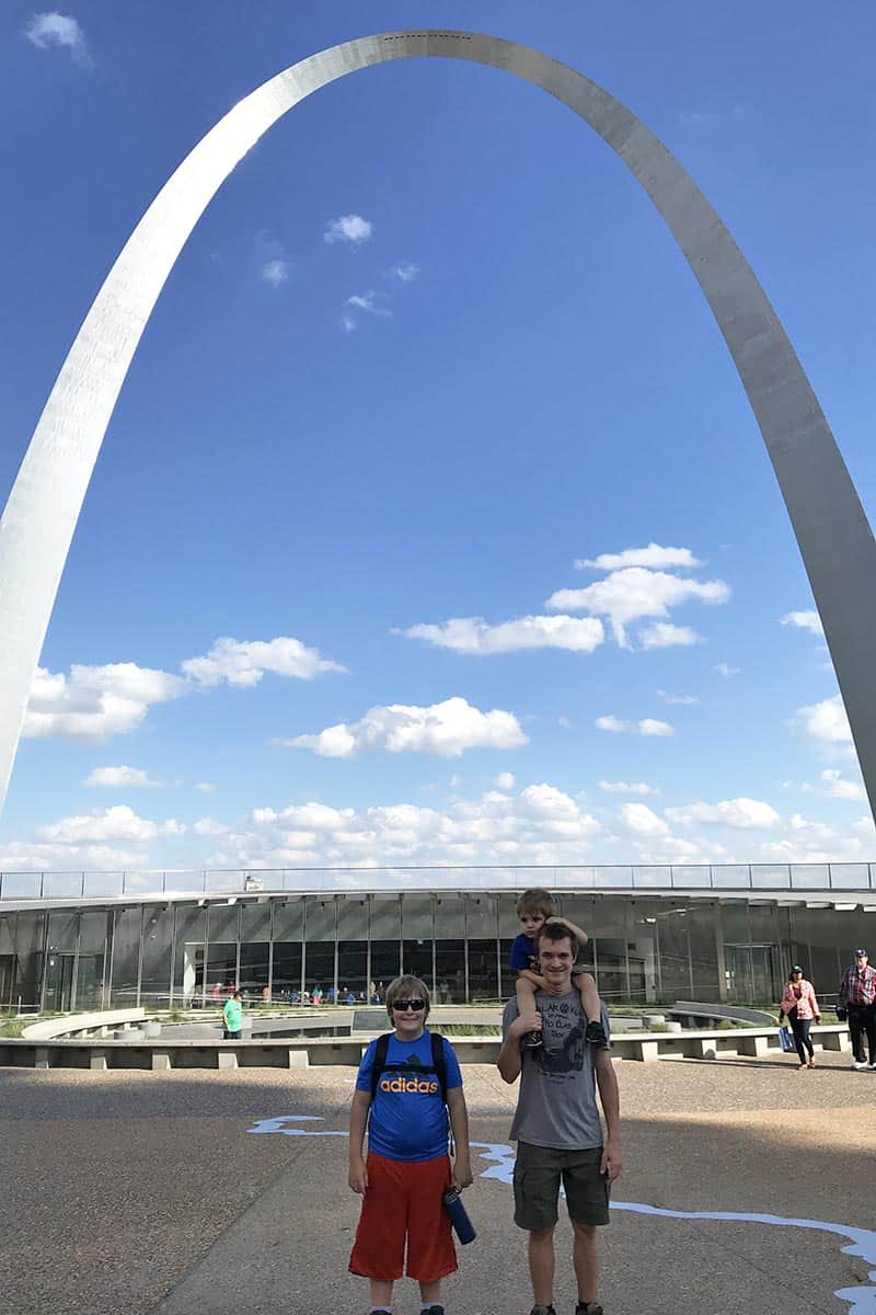 kids picture in front of the St Louis Arch in Gateway Arch National Park