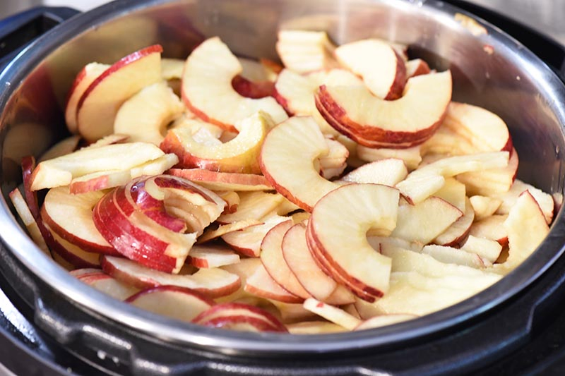 sliced apples for making applesauce, cinnamon applesauce recipe, in instant pot pressure cooker