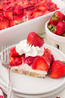 Old-Fashioned Strawberry Delight With Homemade Sauce (No Jell-O)