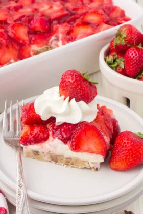 Old-Fashioned Strawberry Delight With Homemade Sauce (No Jell-O)