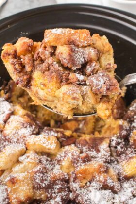 Easy Crockpot French Toast Casserole Recipe (Never Soggy)