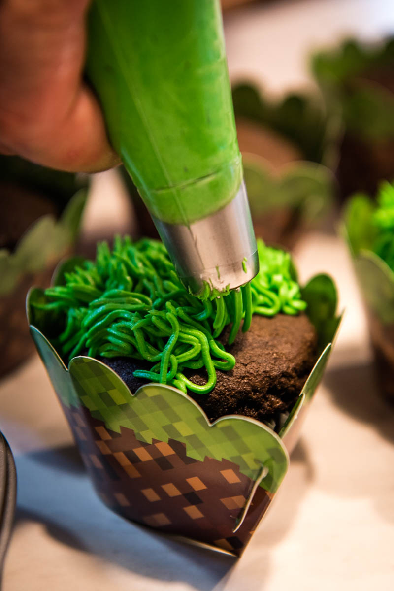 how to pipe grass frosting onto chocolate Minecraft cupcakes