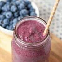 blueberry spinach smoothie in mason jar