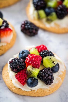 Easy Mini Fruit Pizza Cookies With Sugar Cookie Crust